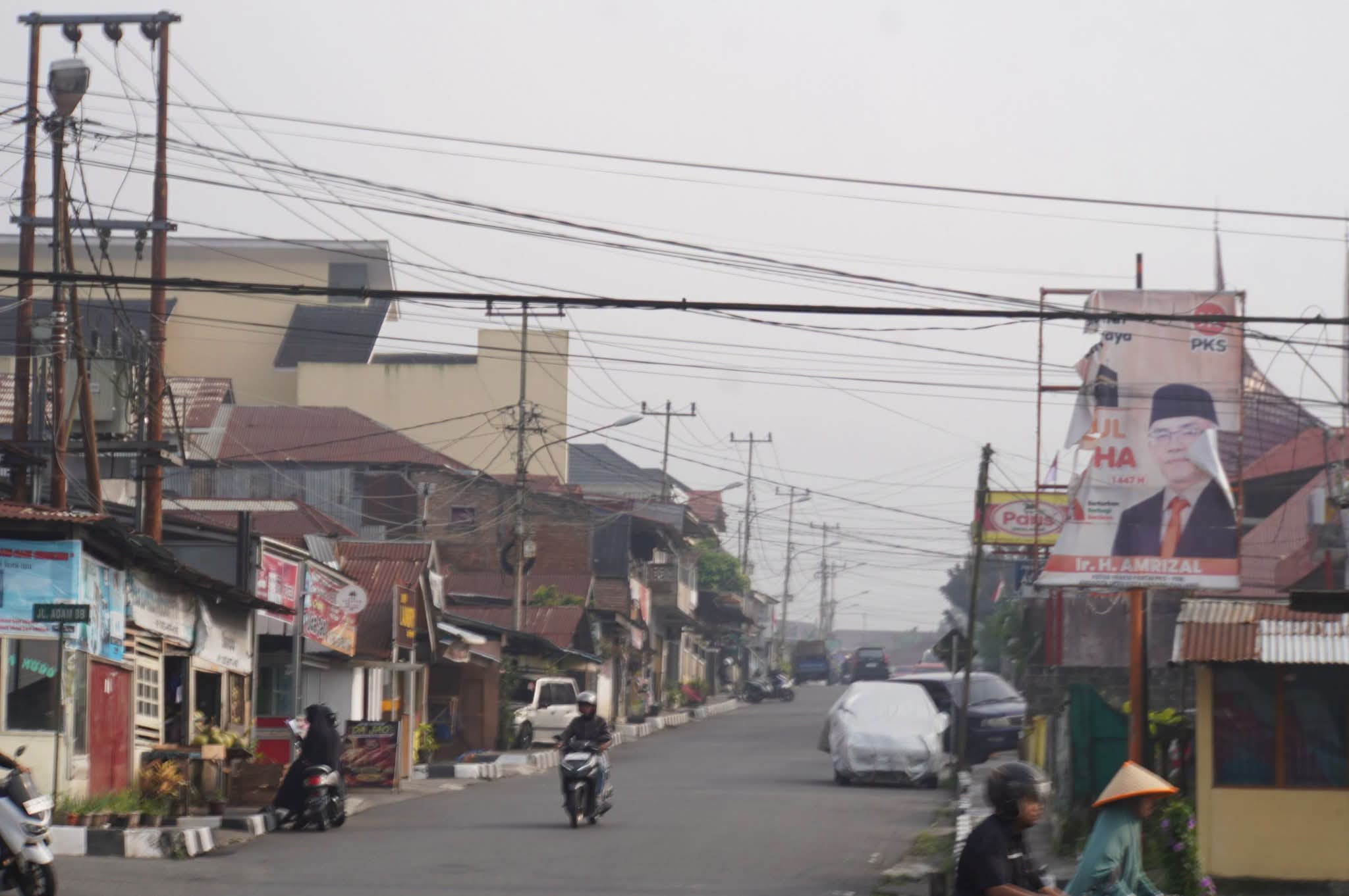 Inilah kondisi Kota Padang Panjang, yang tampak terselimuti kabut dan sangat rentan terhadap anak